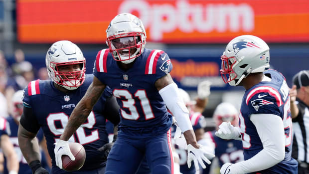 Patriots defensive back #31 Jonathan Jones celebrates a 2nd quarter interception. 04 Patriots 092522 Bb
